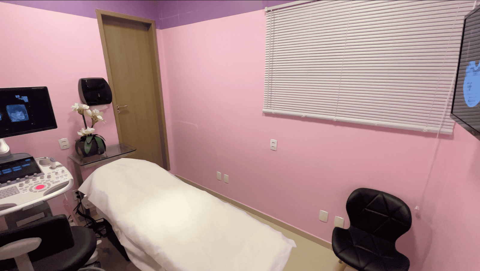 Sala de ultrassonografia da Clínica Check Up Mulher em São Luís
